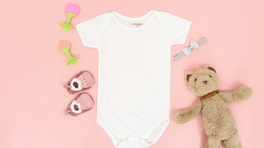 Comment offrir des souvenirs inoubliables avec des vêtements personnalisés pour bébé ?