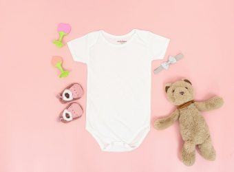 Comment offrir des souvenirs inoubliables avec des vêtements personnalisés pour bébé ?