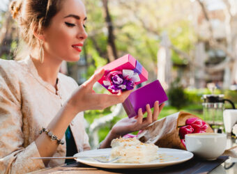 Trouver le cadeau parfait pour une femme : entre tradition et modernité