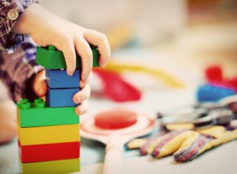 Favoriser les apprentissages des enfants avec les activités créatives