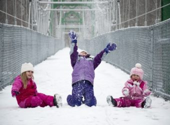 Laisser son enfant profiter de la neige