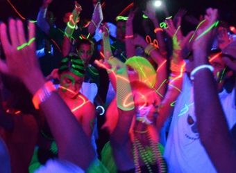 Conseils pratiques pour bien organiser une soirée fluo